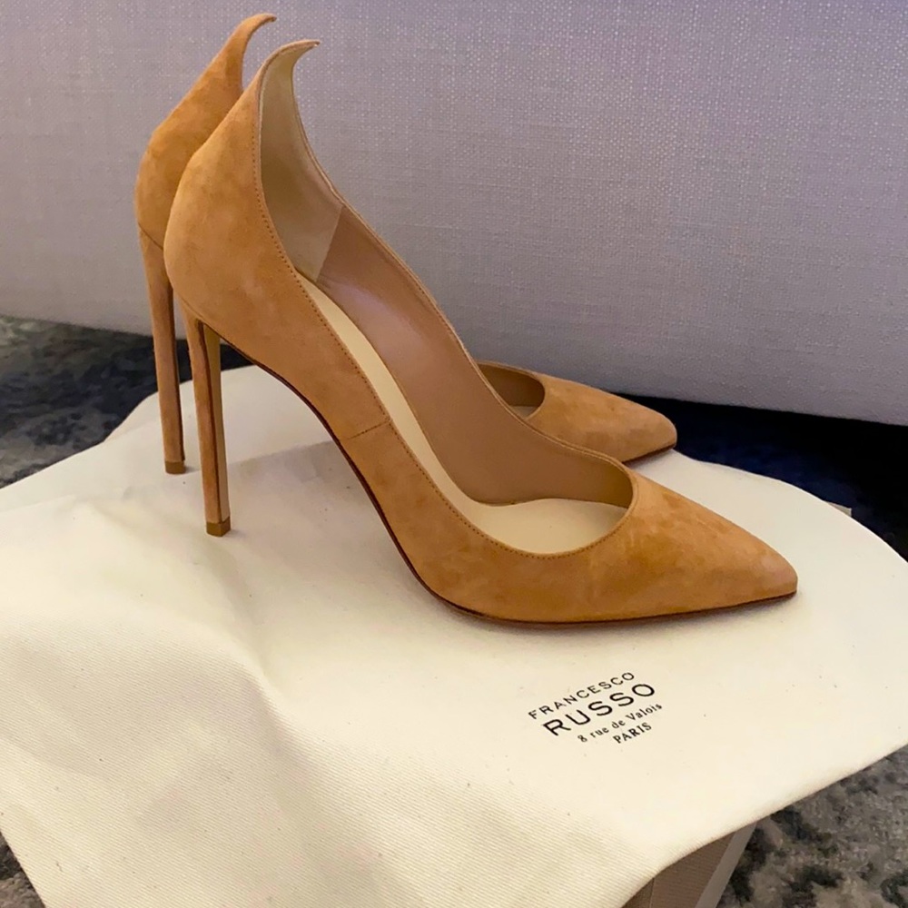 Francesco Russo beige suede pumps